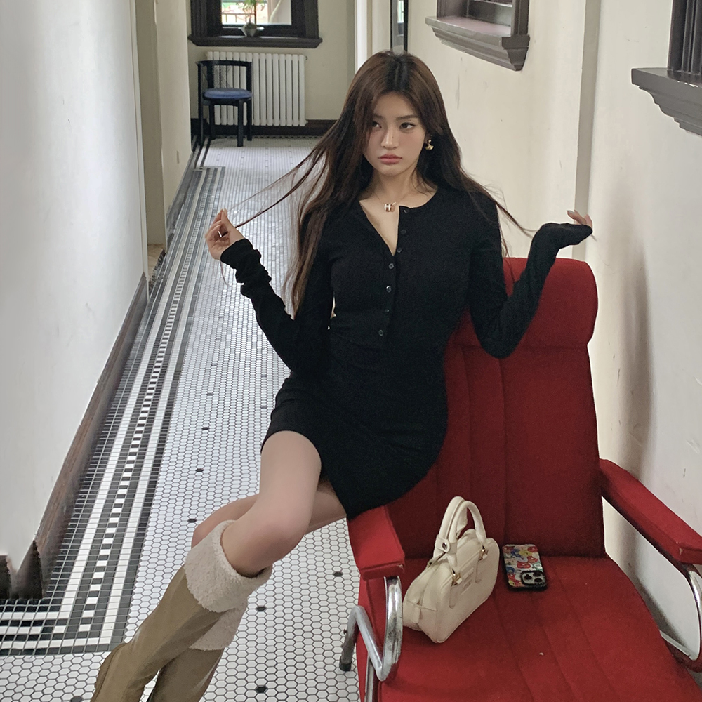 實拍2026春裝新款設計感排扣長袖修身連衣裙女打底顯瘦短裙包臀裙