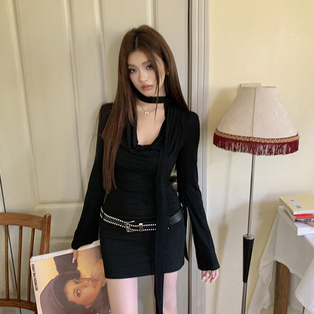 實拍2024秋冬新款辣妹連衣裙女設計感蕩領御姐風長袖黑色包臀短裙