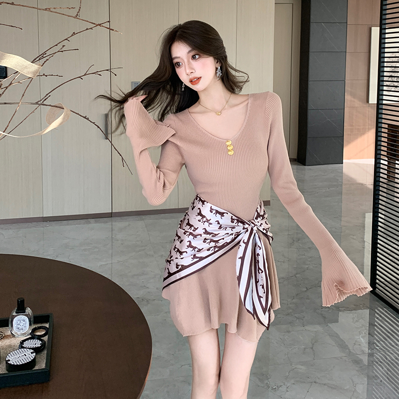 實拍小香風金扣絲巾V領氣質修身顯瘦針織連衣裙喇叭袖短裙子