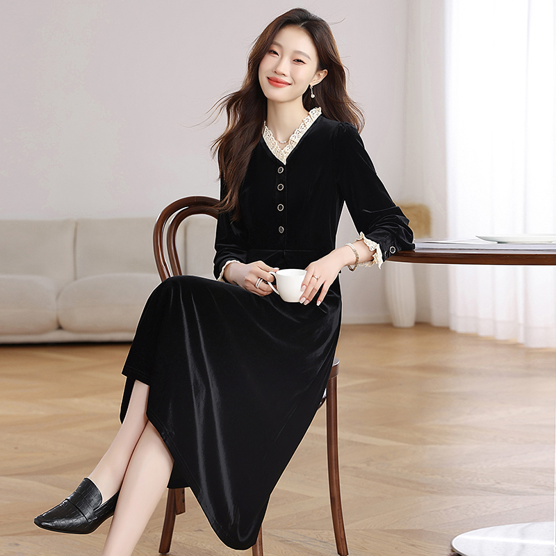實拍 赫本風小黑裙法式復古收腰顯瘦長袖絲絨連衣裙女秋冬高級感