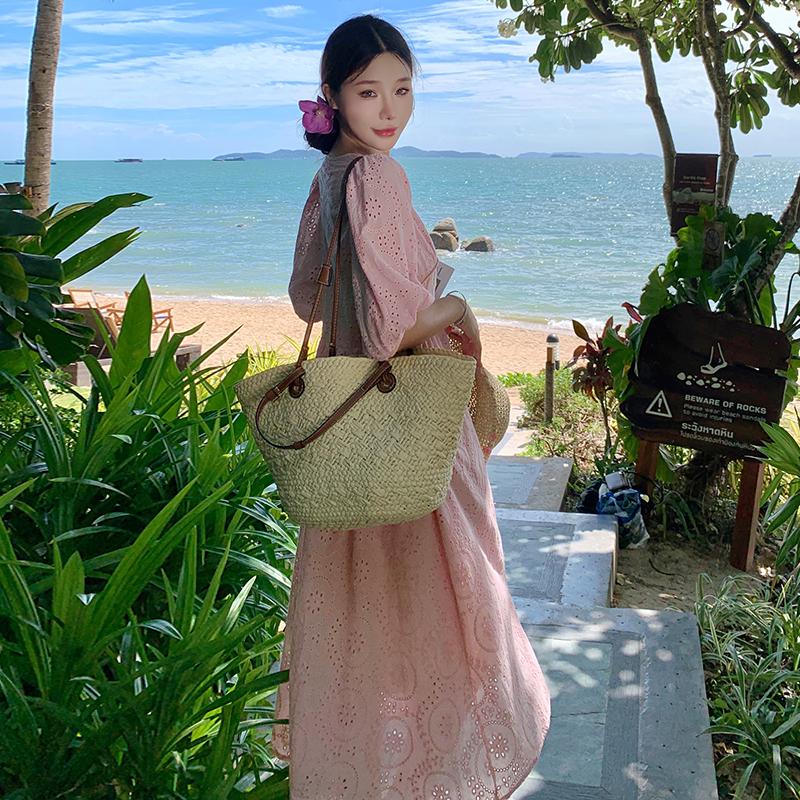 實拍法式溫柔粉色泡泡袖連衣裙女夏高級設計感小眾V領長裙