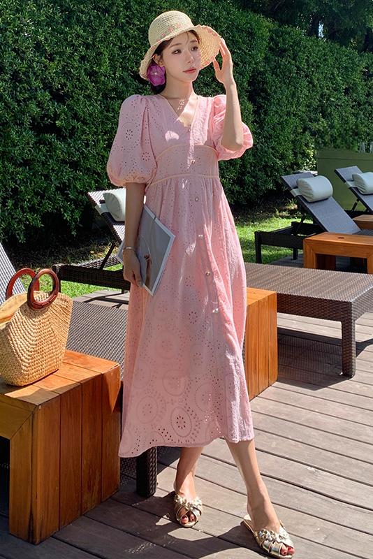 實拍法式溫柔粉色泡泡袖連衣裙女夏高級設計感小眾V領長裙