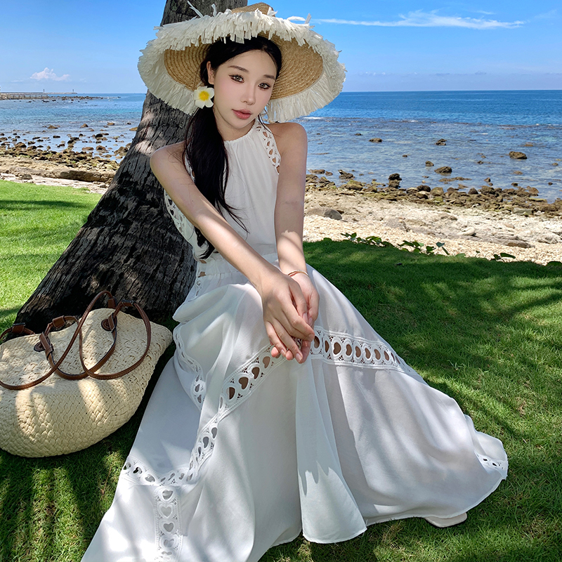 法式度假風鏤空勾畫掛脖式露腰系帶亞麻長款連衣裙