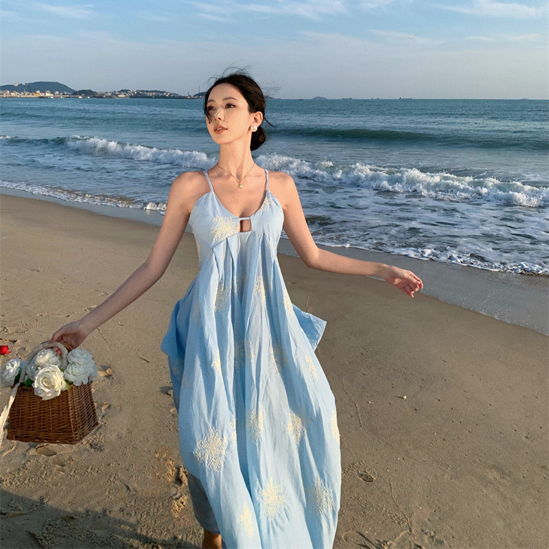 天空藍吊帶裙海邊度假風拍照沙灘裙蒲公英刺繡堆疊交叉氣質夏長裙