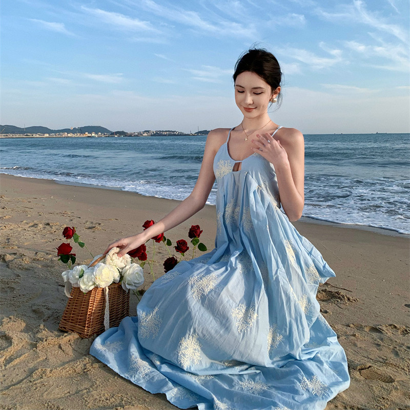 天空藍吊帶裙海邊度假風拍照沙灘裙蒲公英刺繡堆疊交叉氣質夏長裙