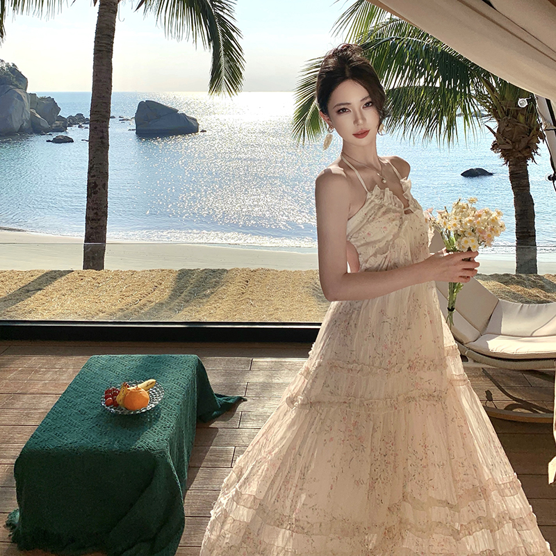 法式純欲風掛脖連衣裙女夏季長款海邊度假風露背裙子碎花裙