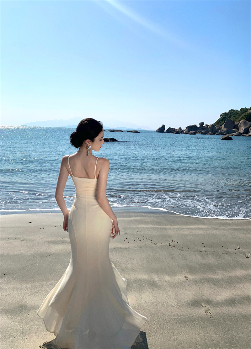 希臘女神感 玫瑰胸花飄帶 飄逸魚尾下擺修身吊帶長裙
