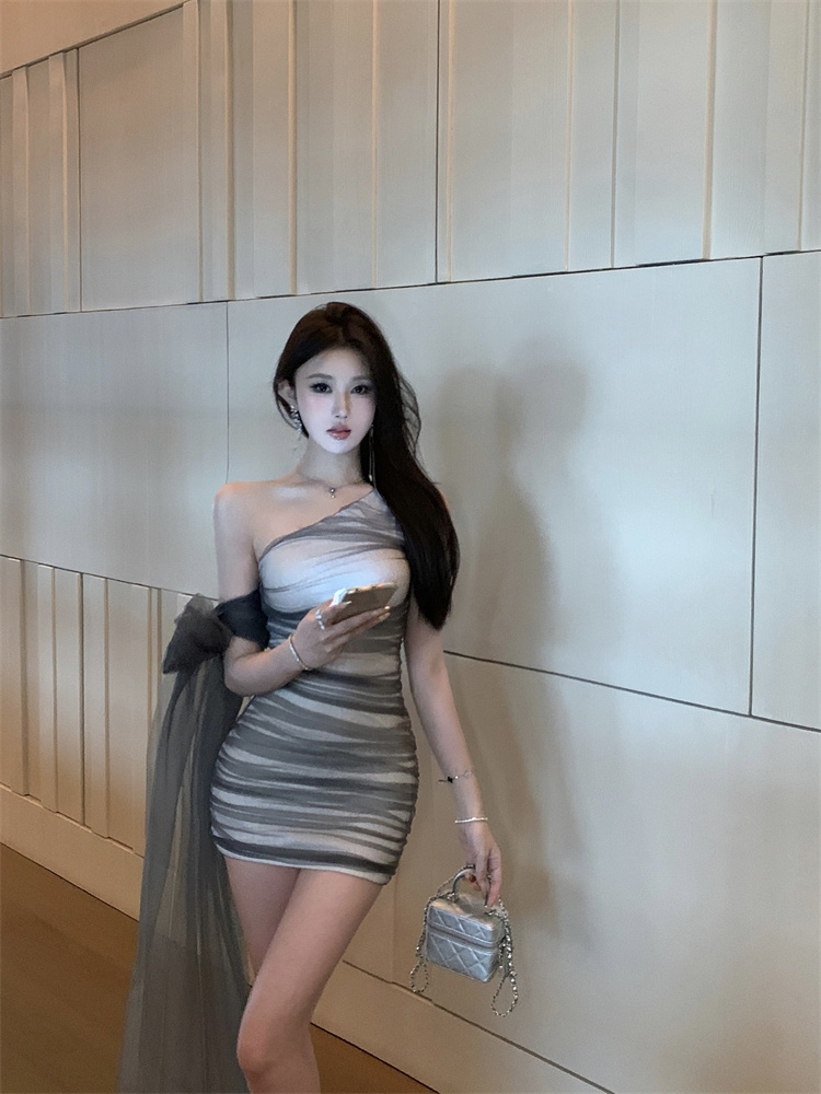 實拍實價  辣妹設計感斜肩網紗修身顯瘦包臀連衣裙短款