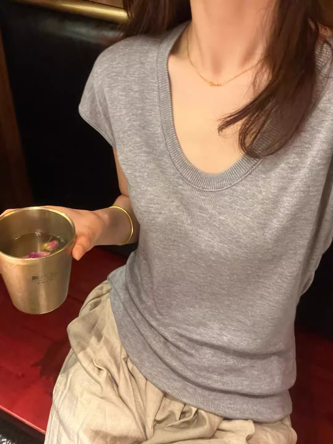 灰色u領正肩短袖t恤女夏季2026新款爆款慵懶風修身小飛袖針織上衣