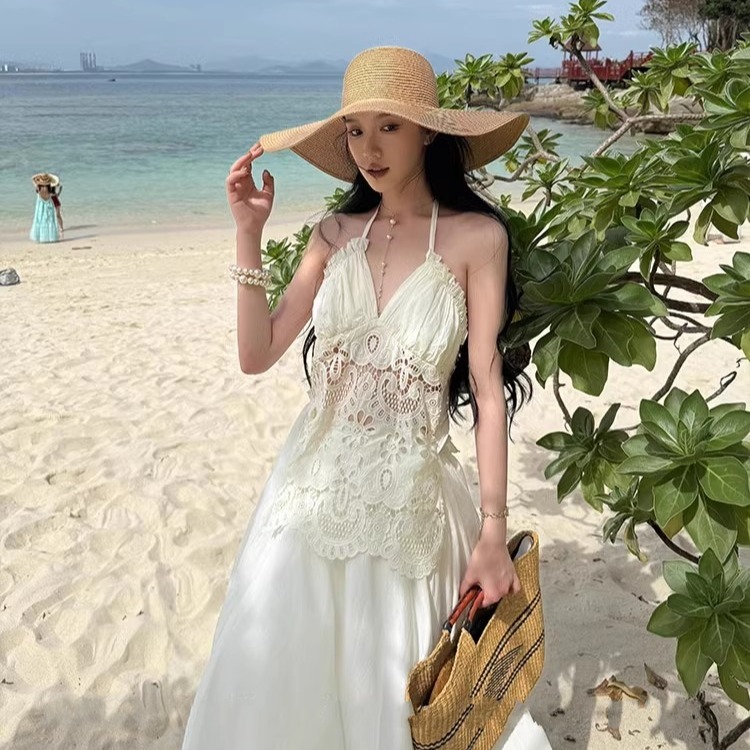 羅馬假日白色蕾絲鏤空掛脖連衣裙女夏V領無袖長裙