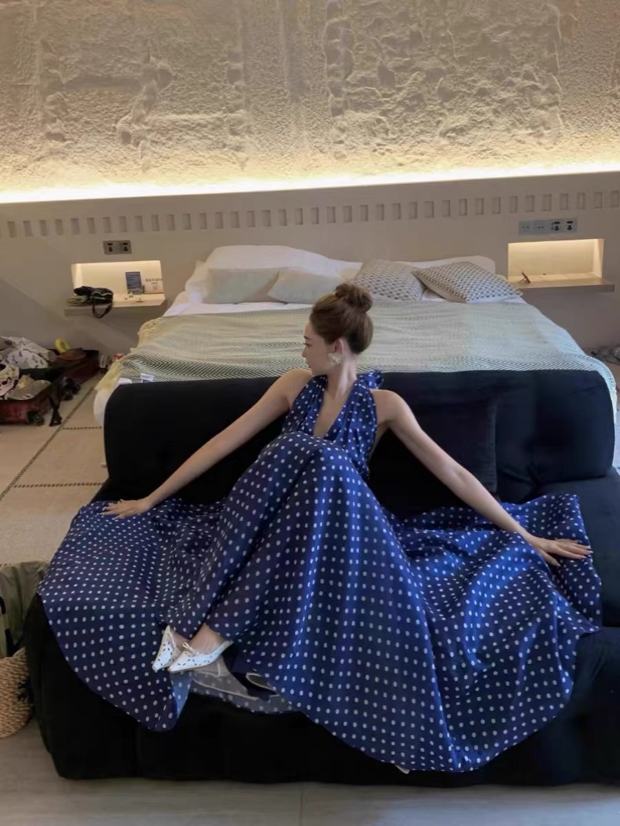 實拍藍色V領波點掛脖連衣裙女高級感露背顯瘦裙子