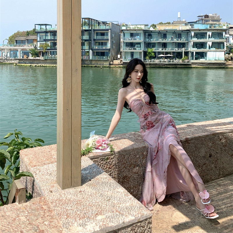 灰塵鄧鄧 掛脖碎花連衣裙女2025春季新款法式抹胸長裙收腰裙子