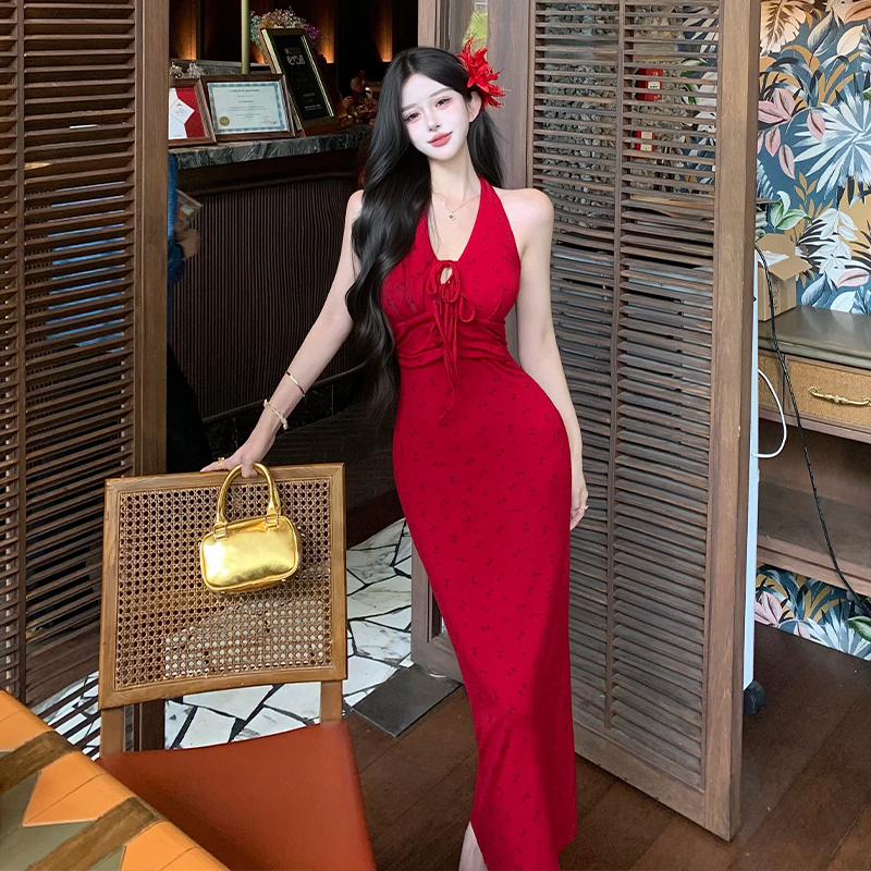 2026春夏新款紅色碎花掛脖連衣裙女v領無袖露背修身收腰氣質長裙