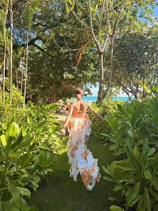 2025夏季新款掛脖大露背花邊長款印花連衣裙女度假