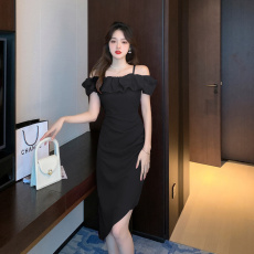 批发实拍2026夏季气质一字领露肩吊带不规则开叉修身显瘦<b class='q'>连衣裙</b>