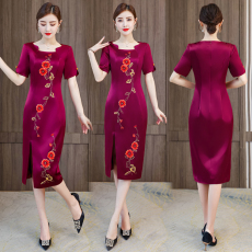 批发<b class='q'>中国风</b>旗袍改良版连衣裙2026年新款方领喜妈妈婚宴高档绣花旗袍裙
