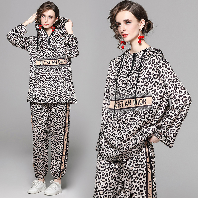 RY2627# 实拍-时尚宽松豹纹印花冲锋衣+长裤休闲套装