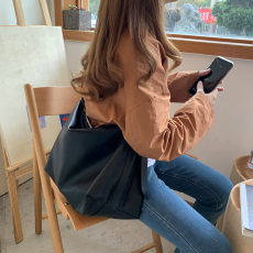 批发软塌极简风单肩大包2021秋冬新款潮包包女大容量休闲百搭斜挎包