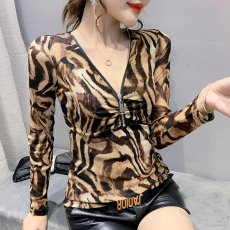 批发2022春装新款时尚V领拉链褶皱网纱长袖t恤女潮洋气打底衫女