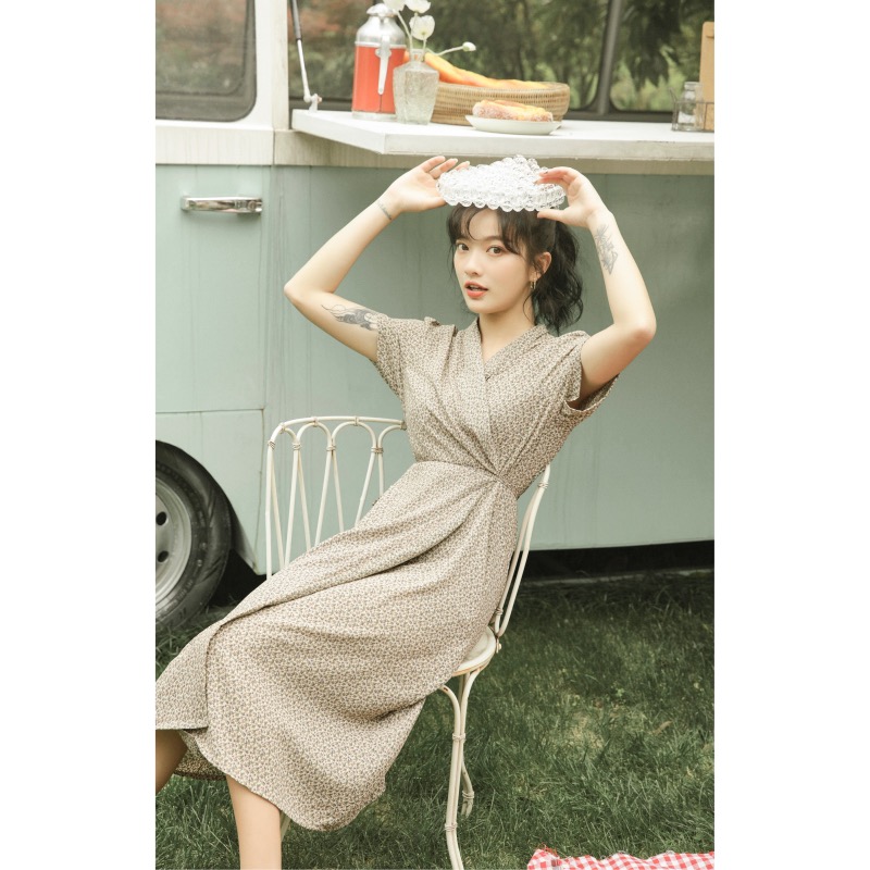 실사 한국 스타일 레트로 꽃무늬 드레스 V넥 허리 수축 스트랩 슬림해 보이는 프랑스식 캄파넬라 세과 치마 2026 여름
