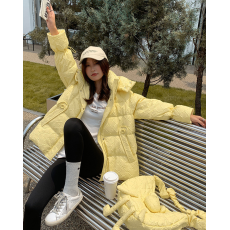 批发鸭鸭秋冬季连帽羽绒服女2021年新款玩偶时尚白鸭绒送包包外套潮流