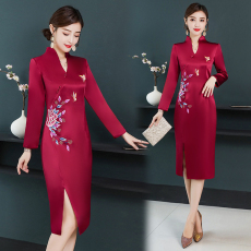 批发旗袍妈妈装婚宴2025春<b class='q'>秋</b>刺绣中国风喜婆婆婚礼服高贵长袖旗袍裙