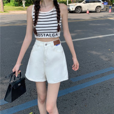 批发实拍白色百搭休闲宽松直筒牛仔<b class='q'>短裤</b><b class='q'>女</b>2025新款初夏穿搭高腰裤子