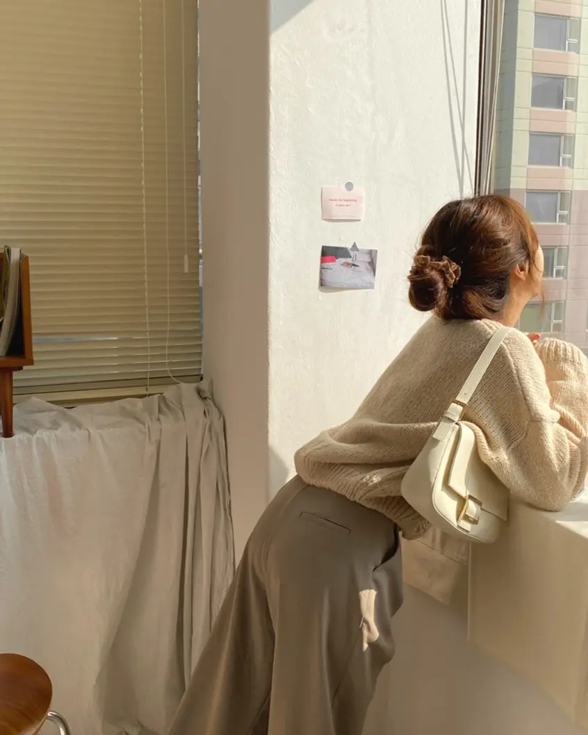 라운드넥 단추 장식 니트 카디건 상세 이미지 10