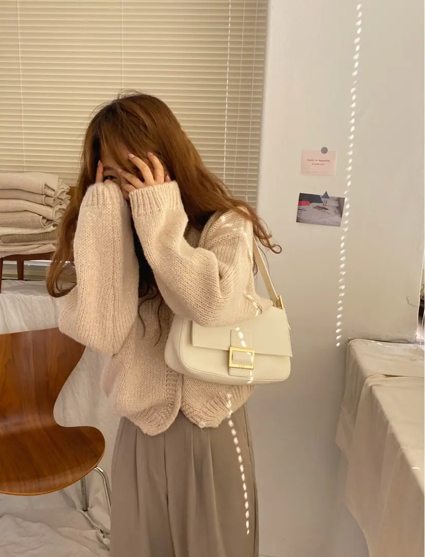 라운드넥 단추 장식 니트 카디건 상세 이미지 17