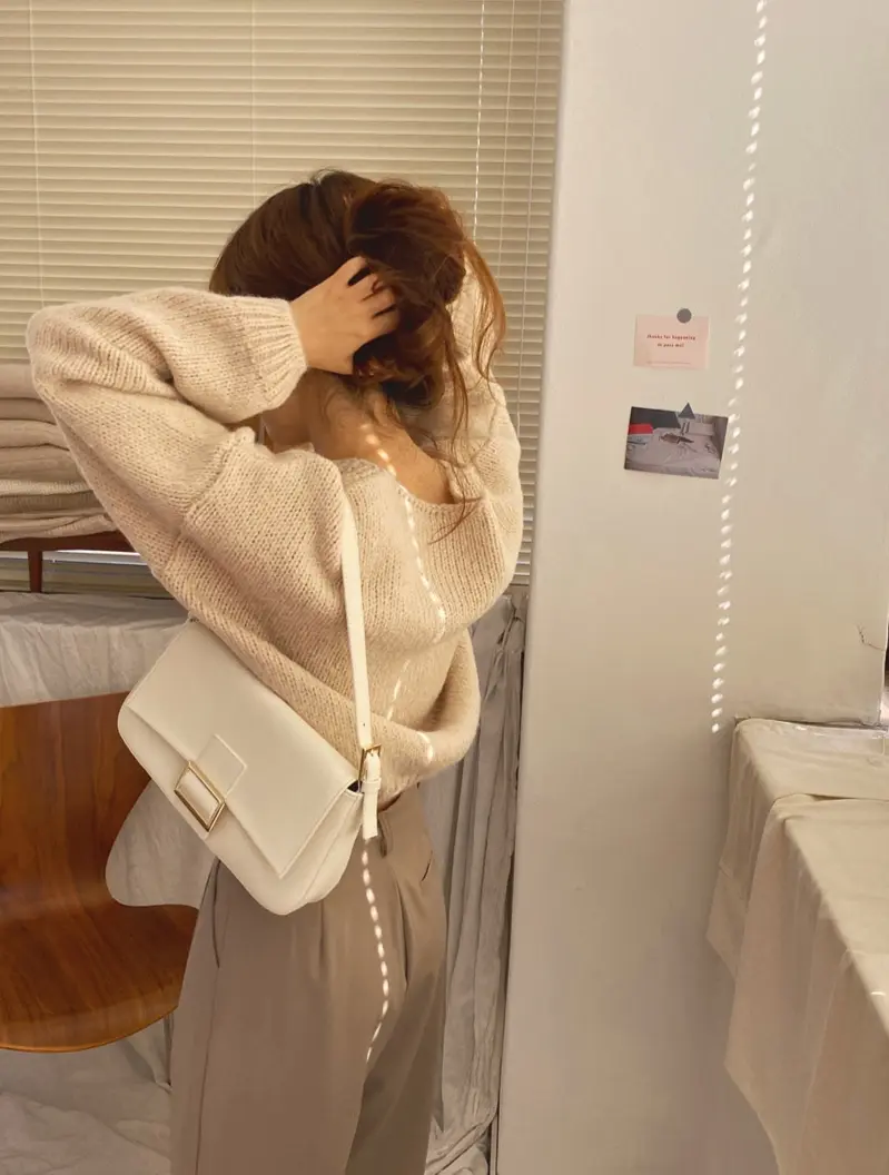 라운드넥 단추 장식 니트 카디건 상세 이미지 20