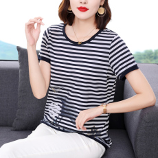 批发蓝白条纹短袖漂亮T恤女2026夏装中老年<b class='q'>妈妈装</b>上衣