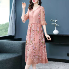批发刺绣真丝连衣裙女装2022年<b class='q'>夏</b>季新款时尚气质中长款碎花桑蚕丝裙子