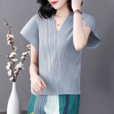 批发三宅褶皱女V领不规则大码2022夏新款纯色宽松气质显瘦百褶<b class='q'>T</b><b class='q'>血</b>上衣