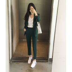 批发2025秋季<b class='q'>韩国</b>东大门纯色简单款男朋友风西装外套+<b class='q'>小脚裤</b>