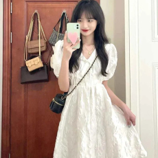 批发公主蓬蓬<b class='q'>连衣裙</b>女夏季泡泡袖V领小众设计高级感别致漂亮独特裙子