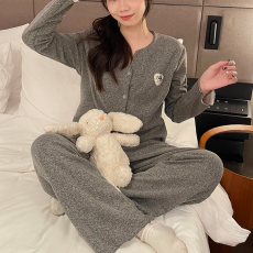 批发馨依 米粒绒<b class='q'>三件套</b>带胸垫固定吊带性感纯欲<b class='q'>睡衣</b>女蕾丝套装