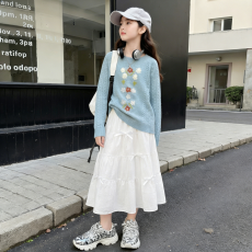 批发女童毛衣套装2026新款儿童春<b class='q'>秋</b>洋气花朵刺绣针织衫半身裙两件套