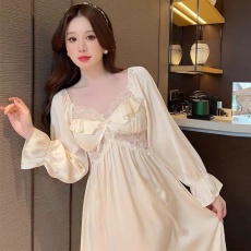 批发馨依 带胸垫睡衣女士长袖蕾丝木耳边V领缎面冰雪丝绸家居服长睡裙