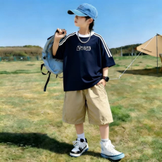 批发<b class='q'>男</b><b class='q'>童</b><b class='q'>夏季</b>套装宽松纯棉三条杆短袖运动速干工装裤中大童外穿两件套