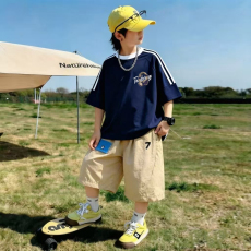 批发<b class='q'>男</b><b class='q'>童</b><b class='q'>夏季</b>套装宽松纯棉三条杆短袖运动速干工装裤中大童外穿两件套