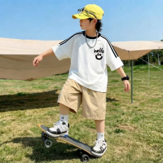 批发<b class='q'>男童</b>夏<b class='q'>季</b>套装宽松纯棉三条杆短袖运动速干工装裤中大童外穿两件套