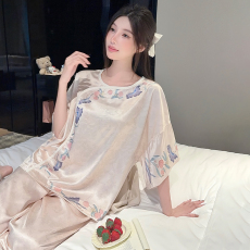 批发馨依 夏季国风新中式冰丝大码<b class='q'>睡衣</b>女士宽松短袖九分裤外出家居服