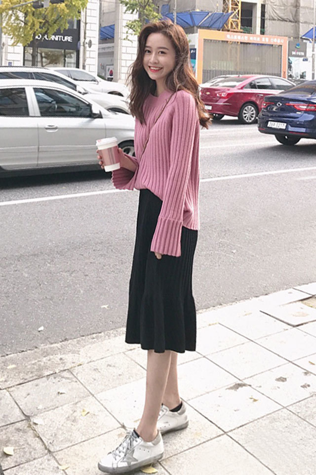 粉色上衣黑裙套装