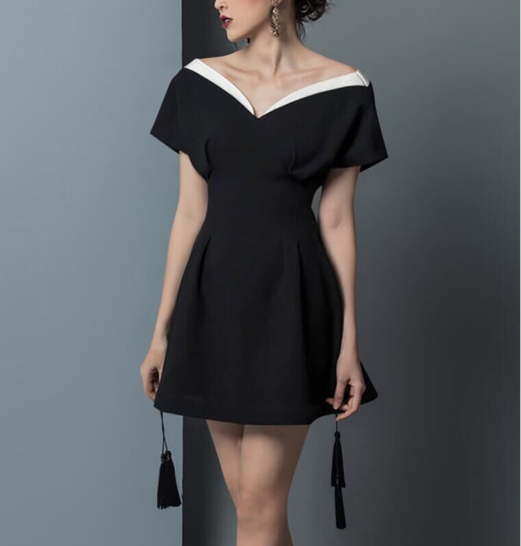 春装2019新款流行女装很仙的法国小众连衣裙修身气质v领裙子