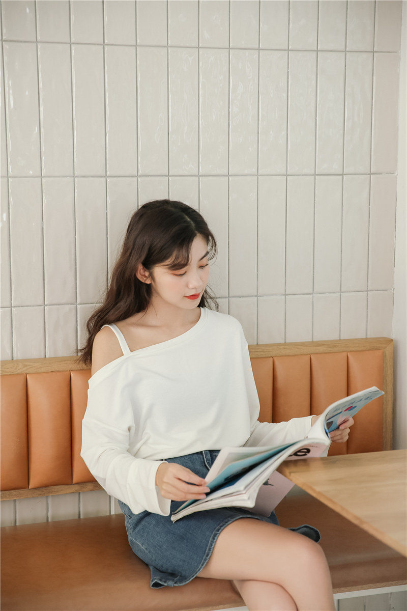 模特实拍 2019秋冬新款 小心机露半肩长袖t恤