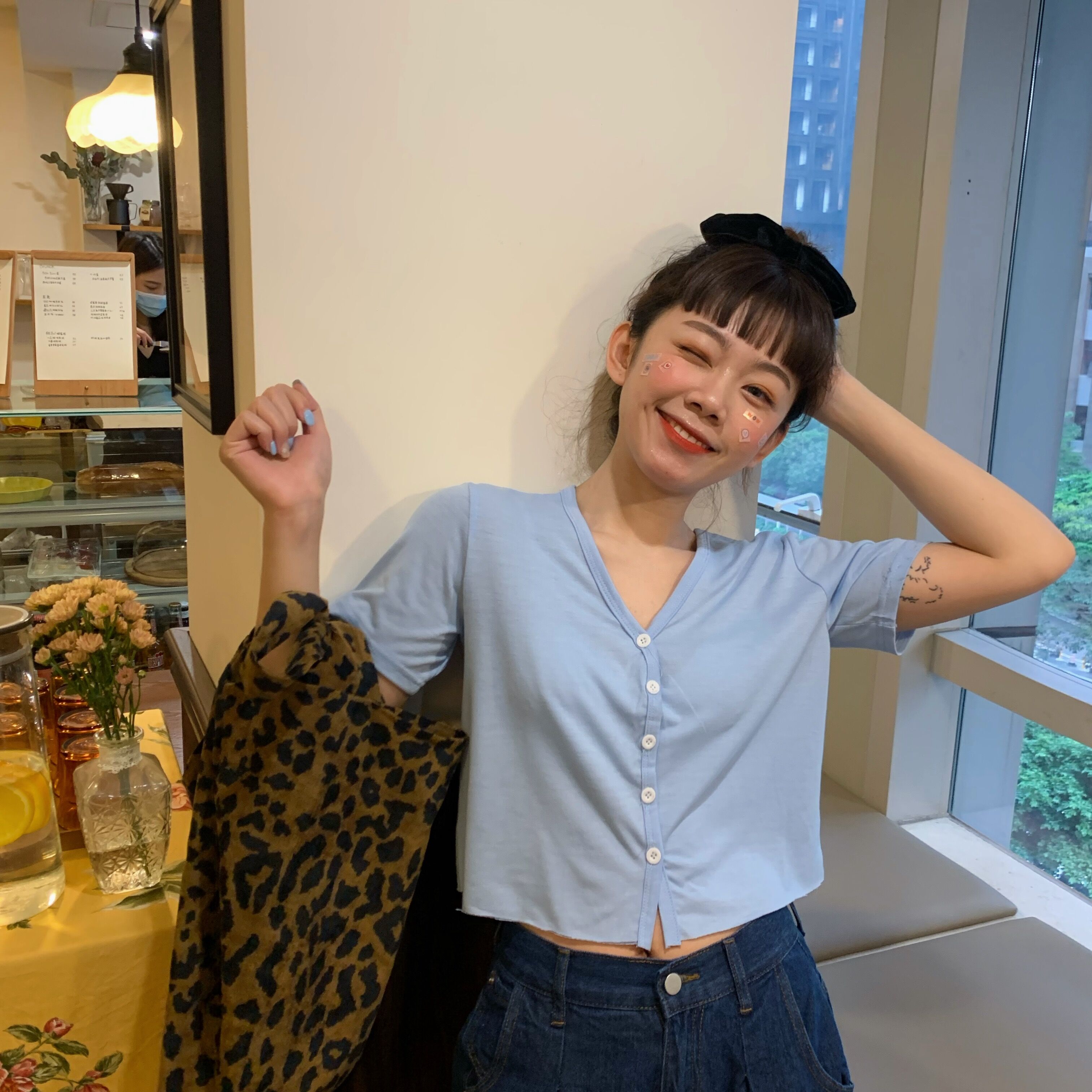 实拍实价 短款t恤宽松v领短袖开衫单排扣露肚脐上衣-胖虎家-广州批发