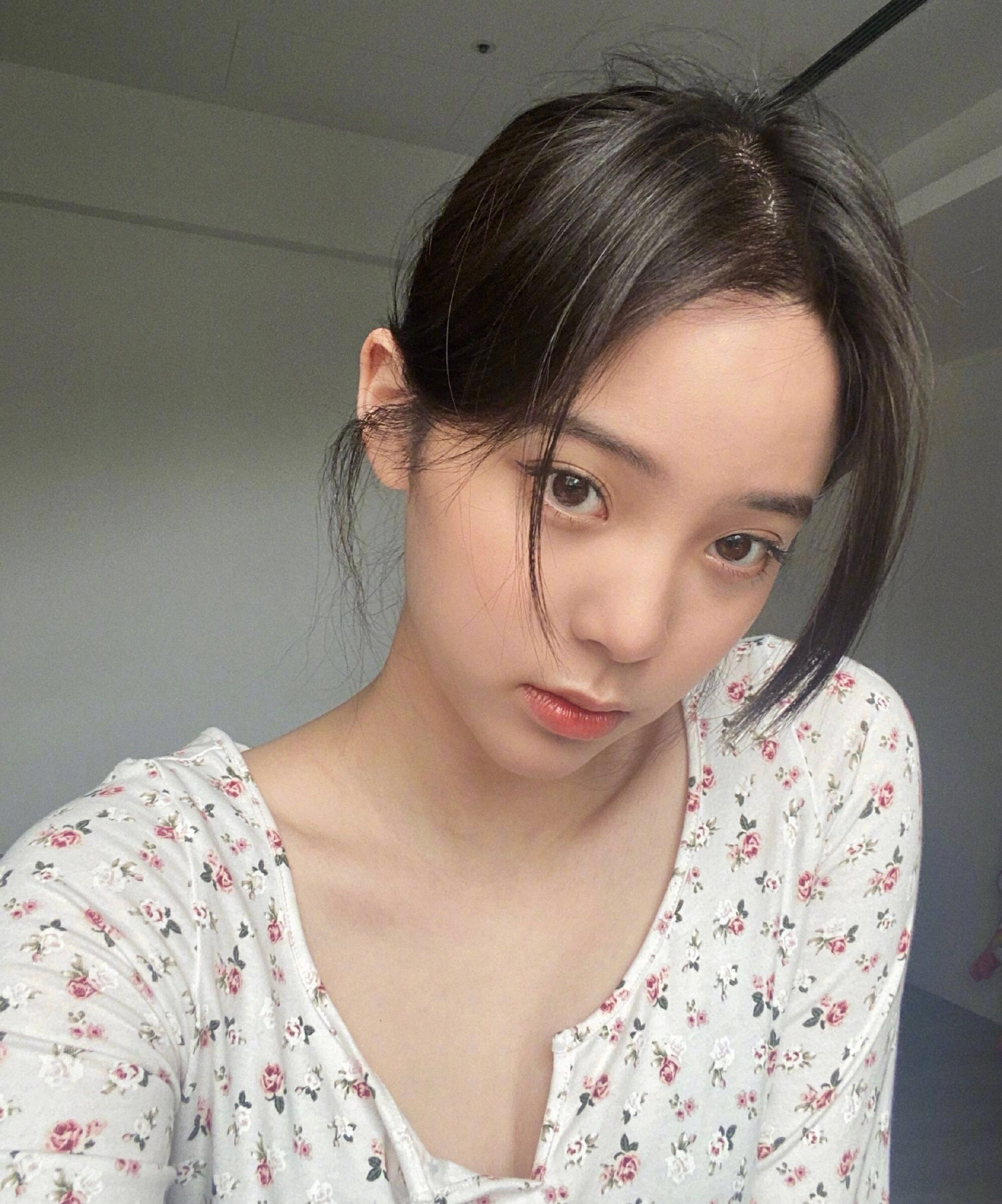 2020春夏新款欧阳娜娜同款碎花修身v领长袖上衣t恤女潮