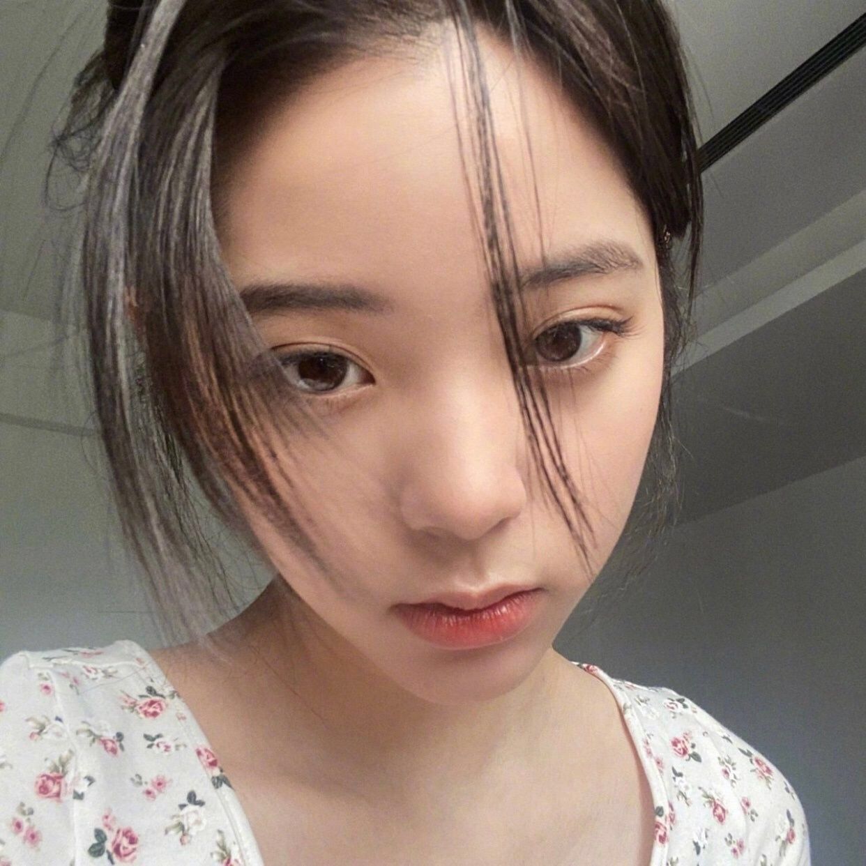 2020春夏新款欧阳娜娜同款碎花修身v领长袖上衣t恤女潮