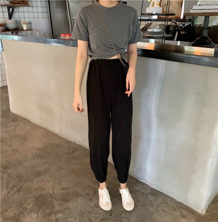 灰色上衣黑色裤子