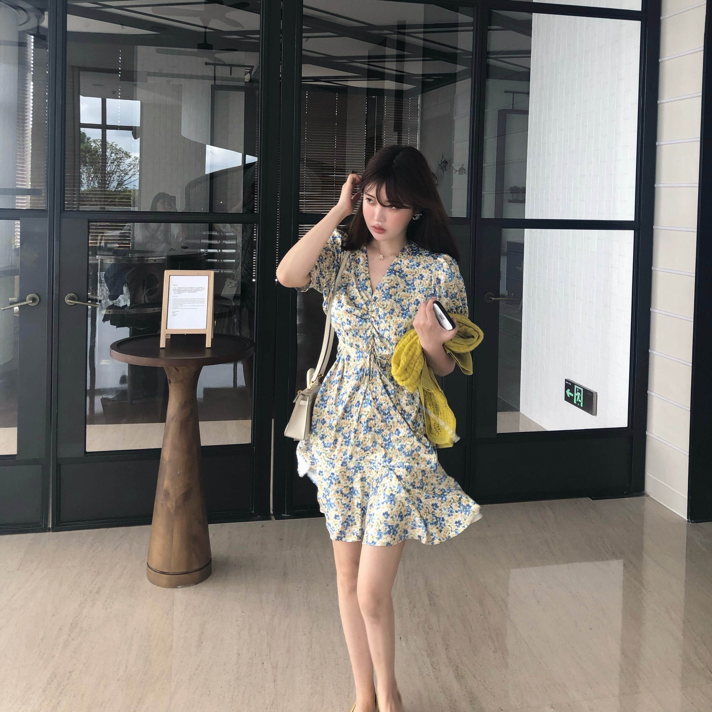 jill大姐姐 辛德瑞菈 v领短袖连衣裙 中长款碎花收腰显瘦裙子